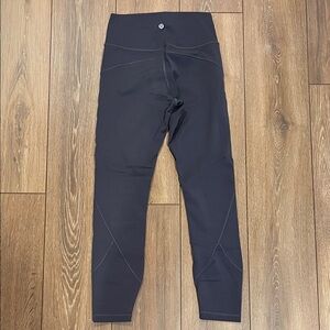 Lululemon women’s In Movement 25” leggings in dark shadow